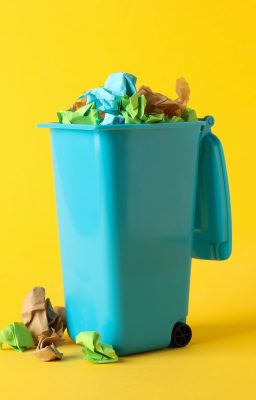 blauwe vuilnisbak die vol zit